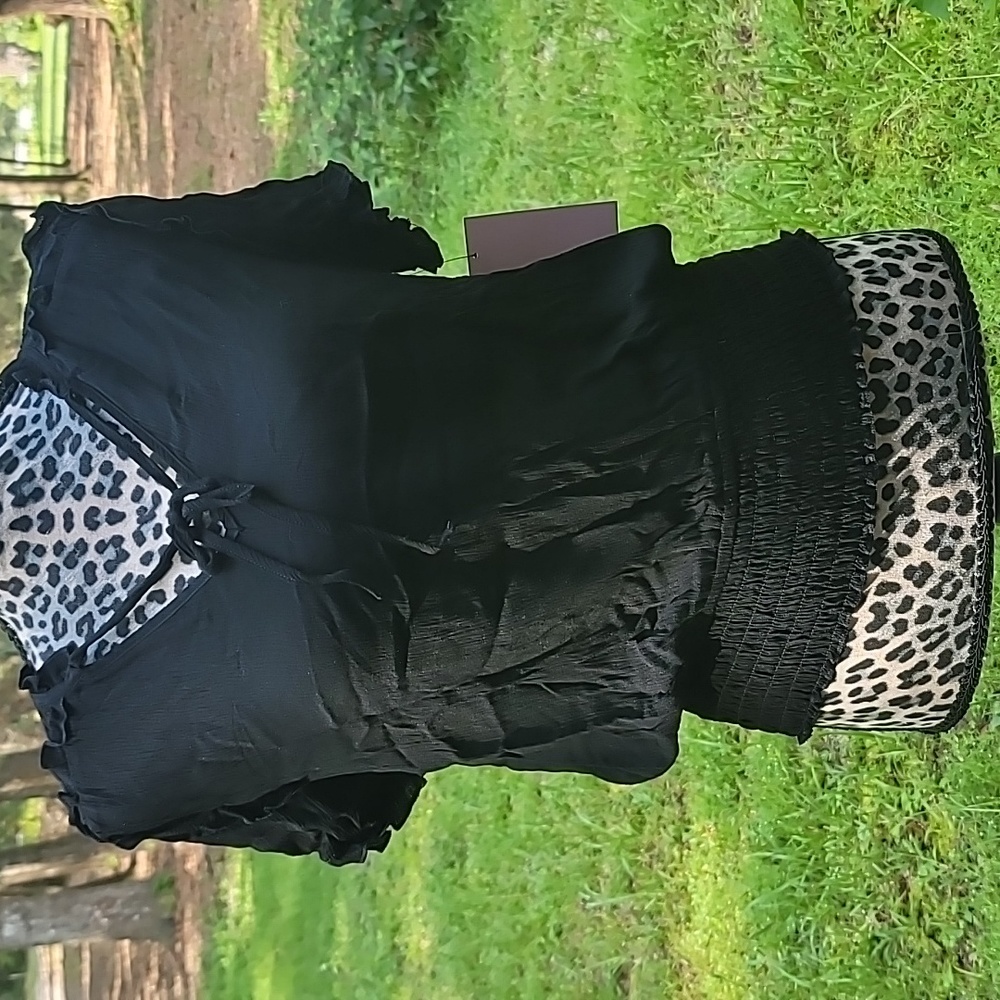 Black vneck top L Cult of Design